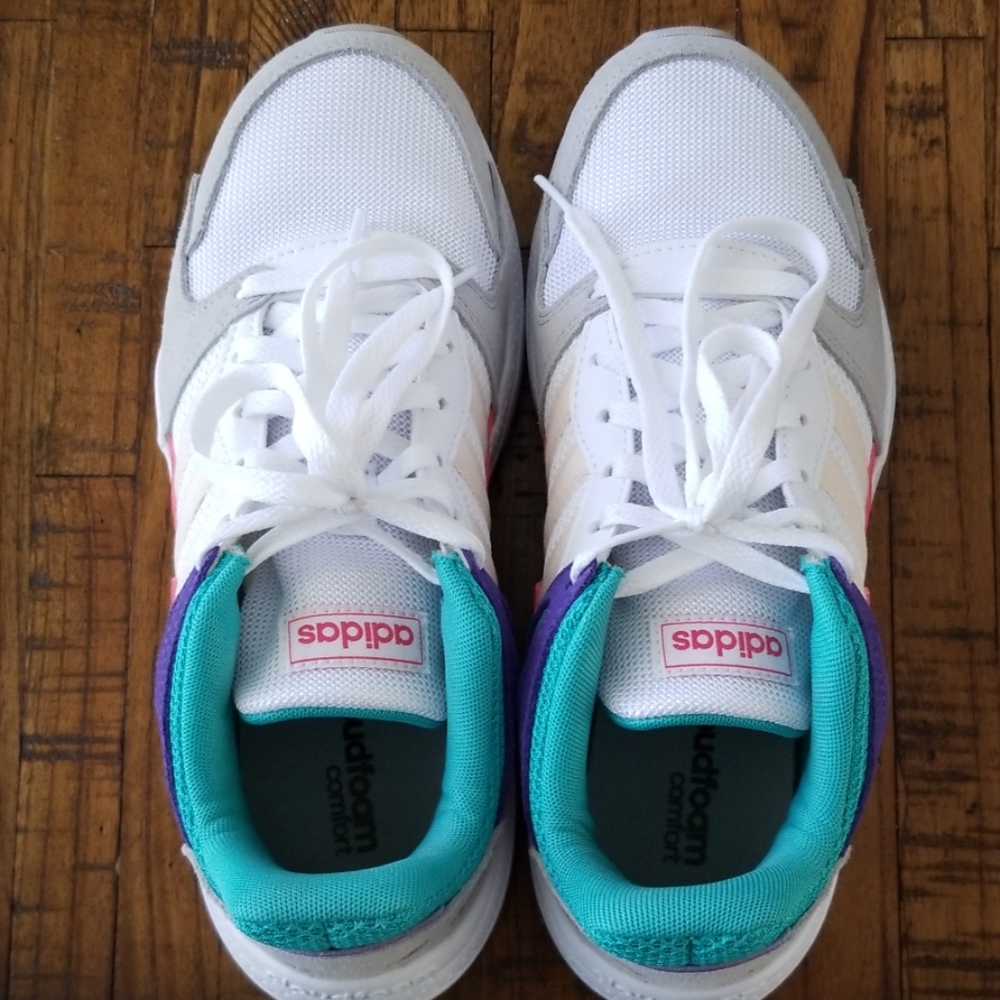 Tennis shoes